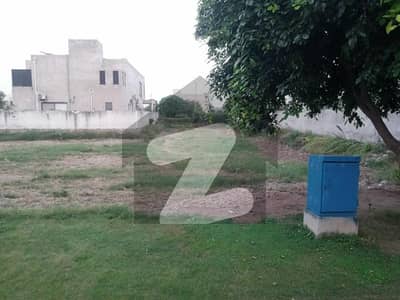 ڈی ایچ اے فیز 7 - بلاک پی فیز 7,ڈیفنس (ڈی ایچ اے),لاہور میں 1 کنال رہائشی پلاٹ 4.25 کروڑ میں برائے فروخت۔