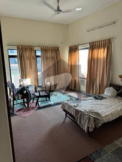 بنی گالہ اسلام آباد میں 2 کمروں کا 1 کنال بالائی پورشن 70.0 ہزار میں کرایہ پر دستیاب ہے۔