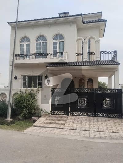 ڈی ایچ اے 9 ٹاؤن ڈیفنس (ڈی ایچ اے),لاہور میں 5 کمروں کا 8 مرلہ مکان 1.65 لاکھ میں کرایہ پر دستیاب ہے۔