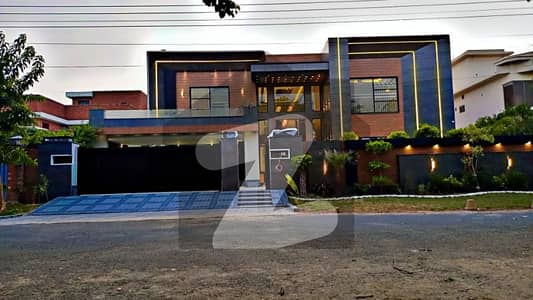 ویلینشیاء ۔ بلاک ڈی ویلینشیاء ہاؤسنگ سوسائٹی,لاہور میں 7 کمروں کا 2 کنال مکان 18.5 کروڑ میں برائے فروخت۔