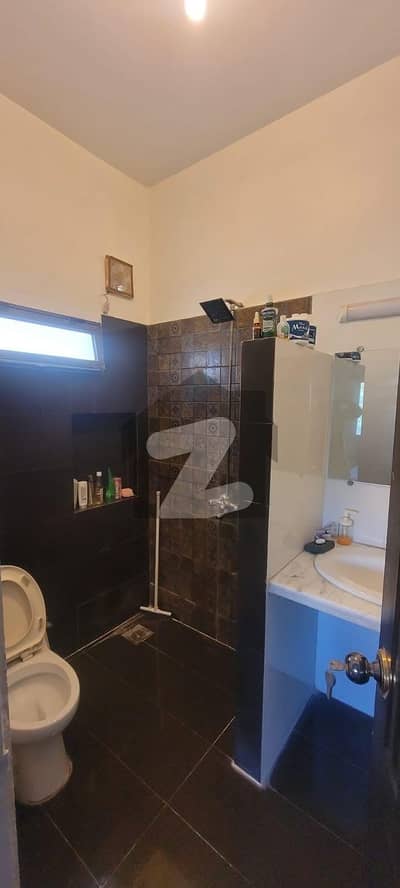 کے ڈی اے اوورسیز بنگلوز گلستانِ جوہر,کراچی میں 4 کمروں کا 11 مرلہ مکان 13.25 کروڑ میں برائے فروخت۔