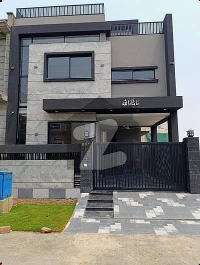 5 MARLA ELEGANT AND FULLY MAINTAINED SUPER HOT LOCATED BRAND NEW BUNGALOW IS AVAILABLE IN THE BEST BLOCK OF DHA LAHORE.