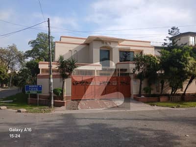 واپڈا ٹاؤن فیز 1 - بلاک ڈی2 واپڈا ٹاؤن فیز 1,واپڈا ٹاؤن,لاہور میں 6 کمروں کا 1 کنال مکان 9.0 کروڑ میں برائے فروخت۔