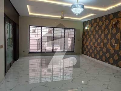 فیصل ٹاؤن لاہور میں 5 کمروں کا 10 مرلہ مکان 4.5 کروڑ میں برائے فروخت۔