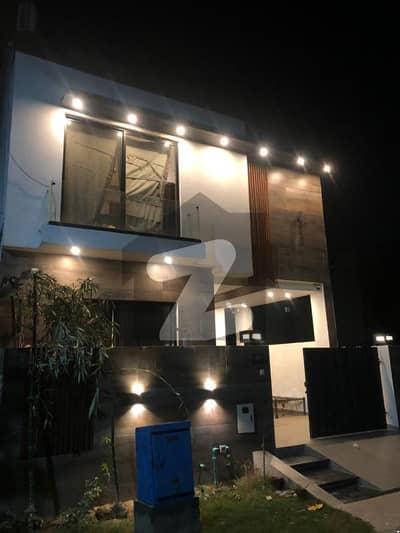 ڈی ایچ اے 9 ٹاؤن ڈیفنس (ڈی ایچ اے),لاہور میں 3 کمروں کا 5 مرلہ مکان 2.7 کروڑ میں برائے فروخت۔