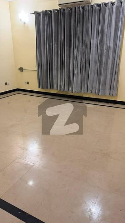 2 bedrooms with gas electric meter very lowers flat in the islamabad 2 bedroom 900 sf 4rth floor rentel valuse is 40k visit any time possible