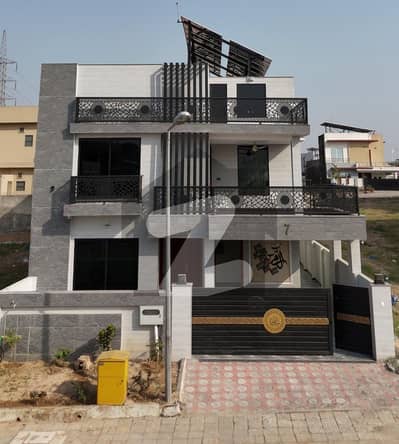 بحریہ ٹاؤن فیز 8 ۔ بلاک ڈی بحریہ ٹاؤن فیز 8,بحریہ ٹاؤن راولپنڈی,راولپنڈی میں 7 کمروں کا 12 مرلہ مکان 4.35 کروڑ میں برائے فروخت۔