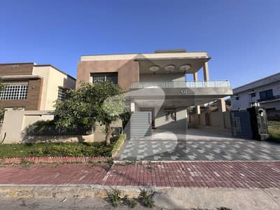 بحریہ ٹاؤن فیز 8 ۔ بلاک ڈی بحریہ ٹاؤن فیز 8,بحریہ ٹاؤن راولپنڈی,راولپنڈی میں 7 کمروں کا 1 کنال مکان 6.8 کروڑ میں برائے فروخت۔