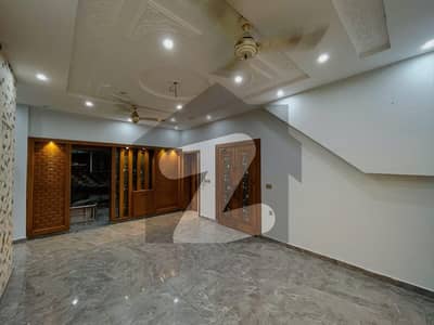 طارق گارڈنز لاہور میں 5 کمروں کا 10 مرلہ مکان 4.4 کروڑ میں برائے فروخت۔