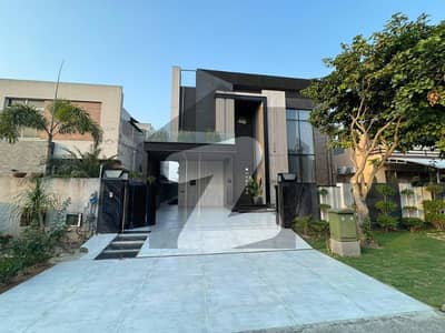 1 Kanal Like New House Available For Sale In Bahria Town Lahore.