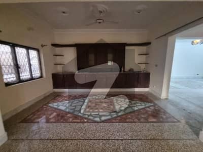 آئی ۔ 8/2 آئی ۔ 8,اسلام آباد میں 6 کمروں کا 1 کنال مکان 3.9 لاکھ میں کرایہ پر دستیاب ہے۔