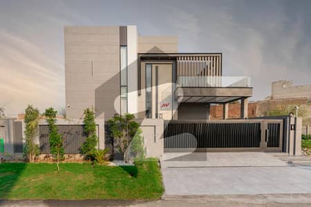 ڈی ایچ اے فیز 6 - بلاک ایل فیز 6,ڈیفنس (ڈی ایچ اے),لاہور میں 6 کمروں کا 2 کنال مکان 19.95 کروڑ میں برائے فروخت۔