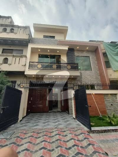 جی ۔ 13 اسلام آباد میں 4 کمروں کا 4 مرلہ مکان 3.8 کروڑ میں برائے فروخت۔