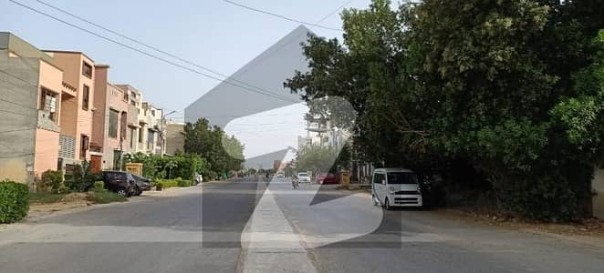 100 SQUARE YARD DOUBLE STORY BUNGALOW FOR SELL IN DHA PHASE 7 EXT MAIN AZIZ BUTTI ROAD NEAR TO FATIMA MASJID. .