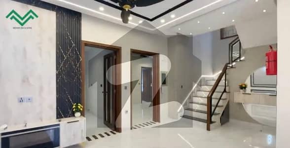 بحریہ ٹاؤن سیکٹر ای بحریہ ٹاؤن,لاہور میں 3 کمروں کا 5 مرلہ مکان 2.51 کروڑ میں برائے فروخت۔