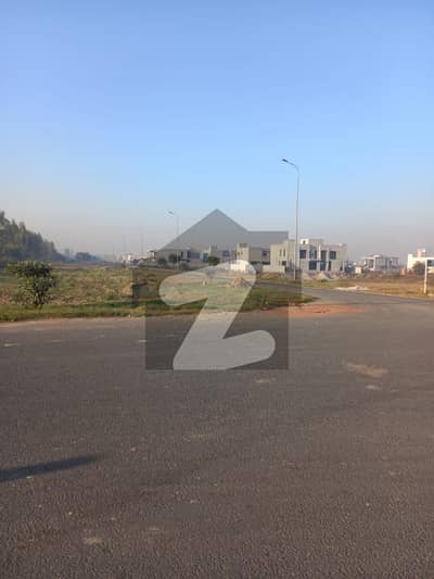 ڈی ایچ اے فیز 8 - بلاک وی فیز 8,ڈیفنس (ڈی ایچ اے),لاہور میں 1 کنال رہائشی پلاٹ 3.95 کروڑ میں برائے فروخت۔