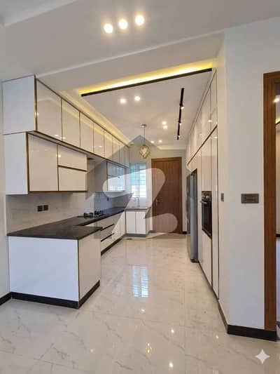 بحریہ ٹاؤن فیز 8 ۔ بلاک ایم بحریہ ٹاؤن فیز 8,بحریہ ٹاؤن راولپنڈی,راولپنڈی میں 4 کمروں کا 5 مرلہ مکان 2.2 کروڑ میں برائے فروخت۔