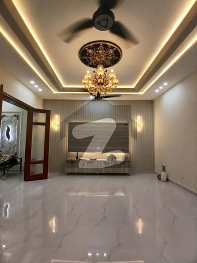 ٹاپ سٹی 1 - بلاک اے ٹاپ سٹی 1,اسلام آباد میں 5 کمروں کا 10 مرلہ مکان 5.5 کروڑ میں برائے فروخت۔