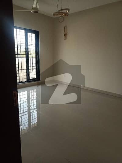 ڈی ایچ اے فیز 7 - بلاک وائے فیز 7,ڈیفنس (ڈی ایچ اے),لاہور میں 4 کمروں کا 10 مرلہ مکان 5.85 کروڑ میں برائے فروخت۔