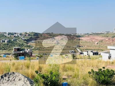 1 kanal south facing plot prime location