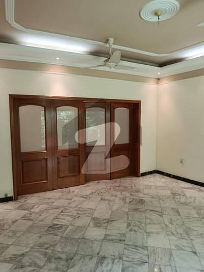 جوہر ٹاؤن لاہور میں 5 کمروں کا 1 کنال مکان 4.0 لاکھ میں کرایہ پر دستیاب ہے۔