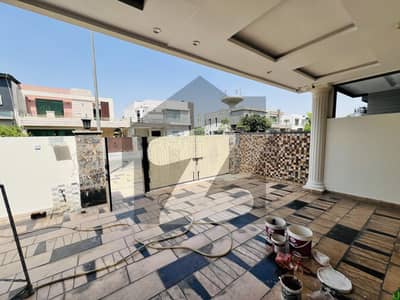 10 MARLA FULL HOUSE WITH BASEMENT FOR RENT (DHA PHASE 6)