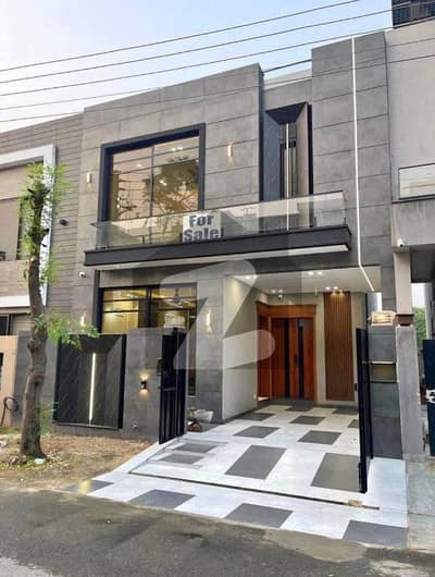 ڈی ایچ اے 9 ٹاؤن ڈیفنس (ڈی ایچ اے),لاہور میں 3 کمروں کا 5 مرلہ مکان 2.17 کروڑ میں برائے فروخت۔