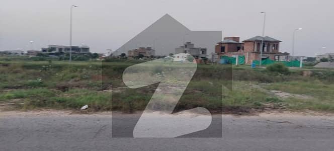 ڈی ایچ اے فیز 8 - بلاک ٹی فیز 8,ڈیفنس (ڈی ایچ اے),لاہور میں 1 کنال رہائشی پلاٹ 4.75 کروڑ میں برائے فروخت۔