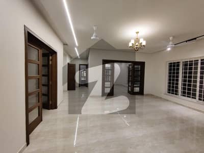 ایف ۔ 10 اسلام آباد میں 5 کمروں کا 1 کنال مکان 4.5 لاکھ میں کرایہ پر دستیاب ہے۔