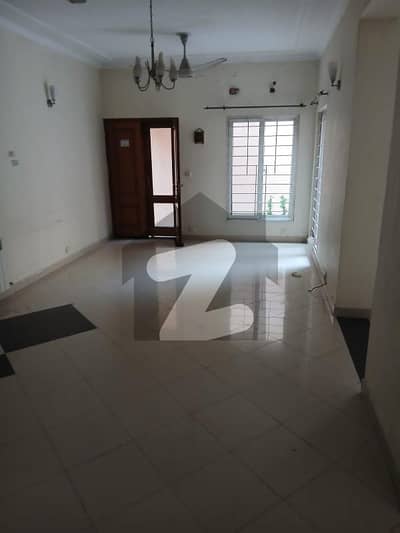 ای ۔ 11/3 ای ۔ 11,اسلام آباد میں 3 کمروں کا 1 کنال زیریں پورشن 1.35 لاکھ میں کرایہ پر دستیاب ہے۔