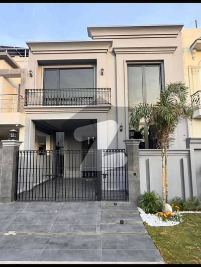 ڈی ایچ اے 9 ٹاؤن ڈیفنس (ڈی ایچ اے),لاہور میں 3 کمروں کا 5 مرلہ مکان 2.29 کروڑ میں برائے فروخت۔