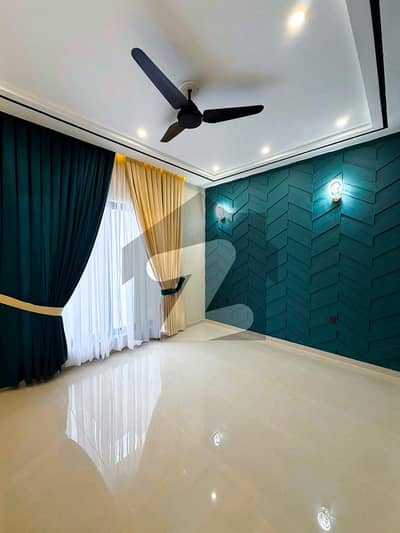 پارک ویو سٹی ۔ کرسٹل بلاک پارک ویو سٹی,لاہور میں 4 کمروں کا 5 مرلہ مکان 1.55 کروڑ میں برائے فروخت۔