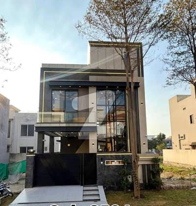 ڈی ایچ اے 9 ٹاؤن ڈیفنس (ڈی ایچ اے),لاہور میں 3 کمروں کا 5 مرلہ مکان 2.25 کروڑ میں برائے فروخت۔