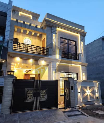 بحریہ ٹاؤن جناح بلاک بحریہ ٹاؤن سیکٹر ای,بحریہ ٹاؤن,لاہور میں 3 کمروں کا 5 مرلہ مکان 2.3 کروڑ میں برائے فروخت۔