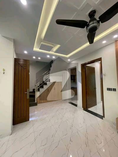 بحریہ ٹاؤن فیز 8 بحریہ ٹاؤن راولپنڈی,راولپنڈی میں 3 کمروں کا 5 مرلہ مکان 1.7 کروڑ میں برائے فروخت۔