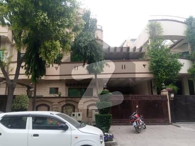 i-8 Beautiful Near kachnar Park Ground poration with sapparte Gate For Rent.