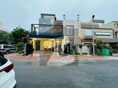 ڈی ایچ اے 9 ٹاؤن ڈیفنس (ڈی ایچ اے),لاہور میں 5 کمروں کا 10 مرلہ مکان 4.2 کروڑ میں برائے فروخت۔