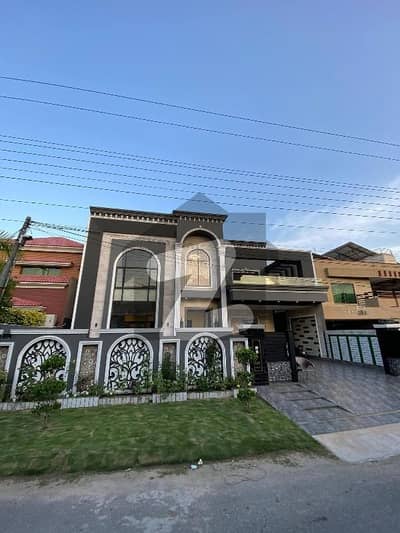 Valencia -  This Exquisite Kanal Bungalow Offers A