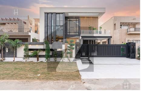 ڈی ایچ اے فیز 7 - بلاک زیڈ1 فیز 7,ڈیفنس (ڈی ایچ اے),لاہور میں 5 کمروں کا 1 کنال مکان 6.85 کروڑ میں برائے فروخت۔