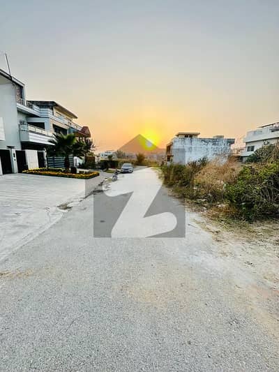 200 Sqyd PLOT AVAILABLE IN PRIME LOCATION D-12