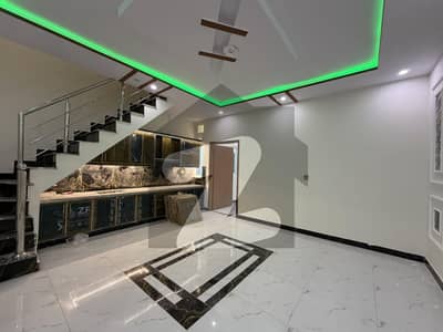سبزہ زار سکیم لاہور میں 3 کمروں کا 4 مرلہ مکان 1.6 کروڑ میں برائے فروخت۔