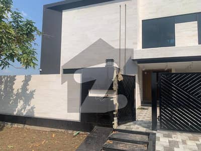 ڈی ایچ اے فیز 7 - بلاک ایکس فیز 7,ڈیفنس (ڈی ایچ اے),لاہور میں 5 کمروں کا 1 کنال مکان 7.0 کروڑ میں برائے فروخت۔