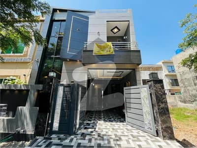 لیک سٹی رائیونڈ روڈ,لاہور میں 4 کمروں کا 5 مرلہ مکان 2.8 کروڑ میں برائے فروخت۔