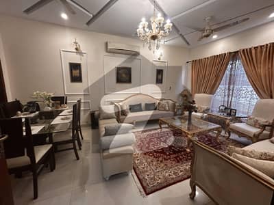 ای ۔ 11 اسلام آباد میں 5 کمروں کا 8 مرلہ مکان 7.85 کروڑ میں برائے فروخت۔