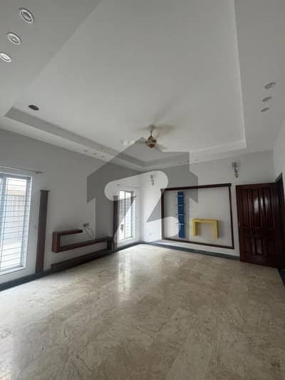 بحریہ ٹاؤن - اوورسیزبی بحریہ ٹاؤن اوورسیز انکلیو,بحریہ ٹاؤن,لاہور میں 5 کمروں کا 1 کنال مکان 2.4 لاکھ میں کرایہ پر دستیاب ہے۔