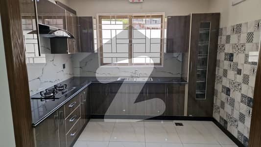 جناح گارڈنز فیز 1 جناح گارڈنز,ایف ای سی ایچ ایس,اسلام آباد میں 5 کمروں کا 8 مرلہ مکان 3.0 کروڑ میں برائے فروخت۔