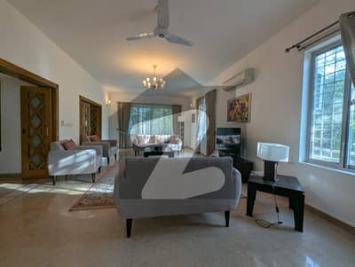 ایف ۔ 6/3 ایف ۔ 6,اسلام آباد میں 4 کمروں کا 1 کنال مکان 8.4 لاکھ میں کرایہ پر دستیاب ہے۔