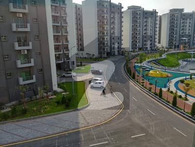 عسکری 11 - سیکٹر ڈی عسکری 11,عسکری,لاہور میں 4 کمروں کا 12 مرلہ فلیٹ 4.7 کروڑ میں برائے فروخت۔