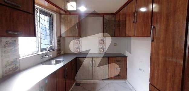 لالہ زار گارڈن لاہور میں 5 کمروں کا 4 مرلہ مکان 1.75 کروڑ میں برائے فروخت۔