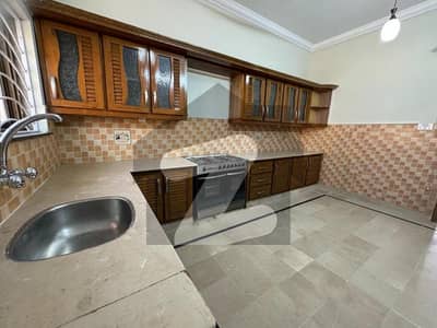 ای ۔ 11 اسلام آباد میں 9 کمروں کا 1 کنال مکان 5.0 لاکھ میں کرایہ پر دستیاب ہے۔